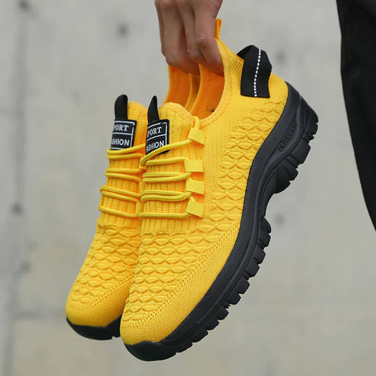 Tênis Masculino Amarelo Brilhante para Uso Externo Construção em Malha Respirável Tênis Esportivo com Amortecimento Calçado Moderno e Estiloso para Aventura