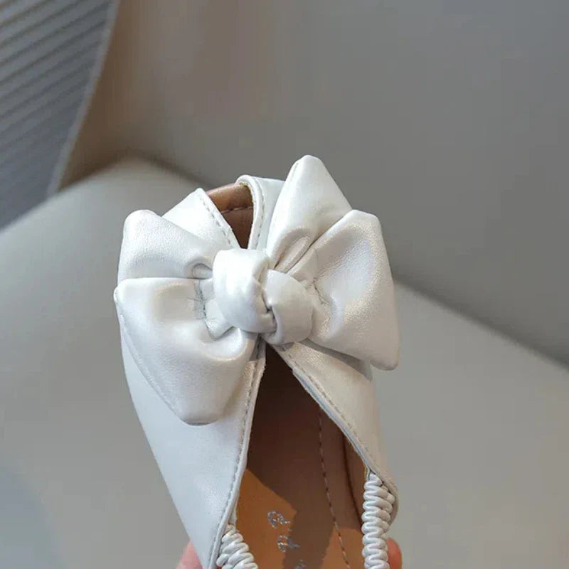 Summer Girl’s Sandals Peep Toe Elastic Band Sliver Beige Kids Sliders Bowknot Graceful Flexiable Trendy Children Shoes Flat