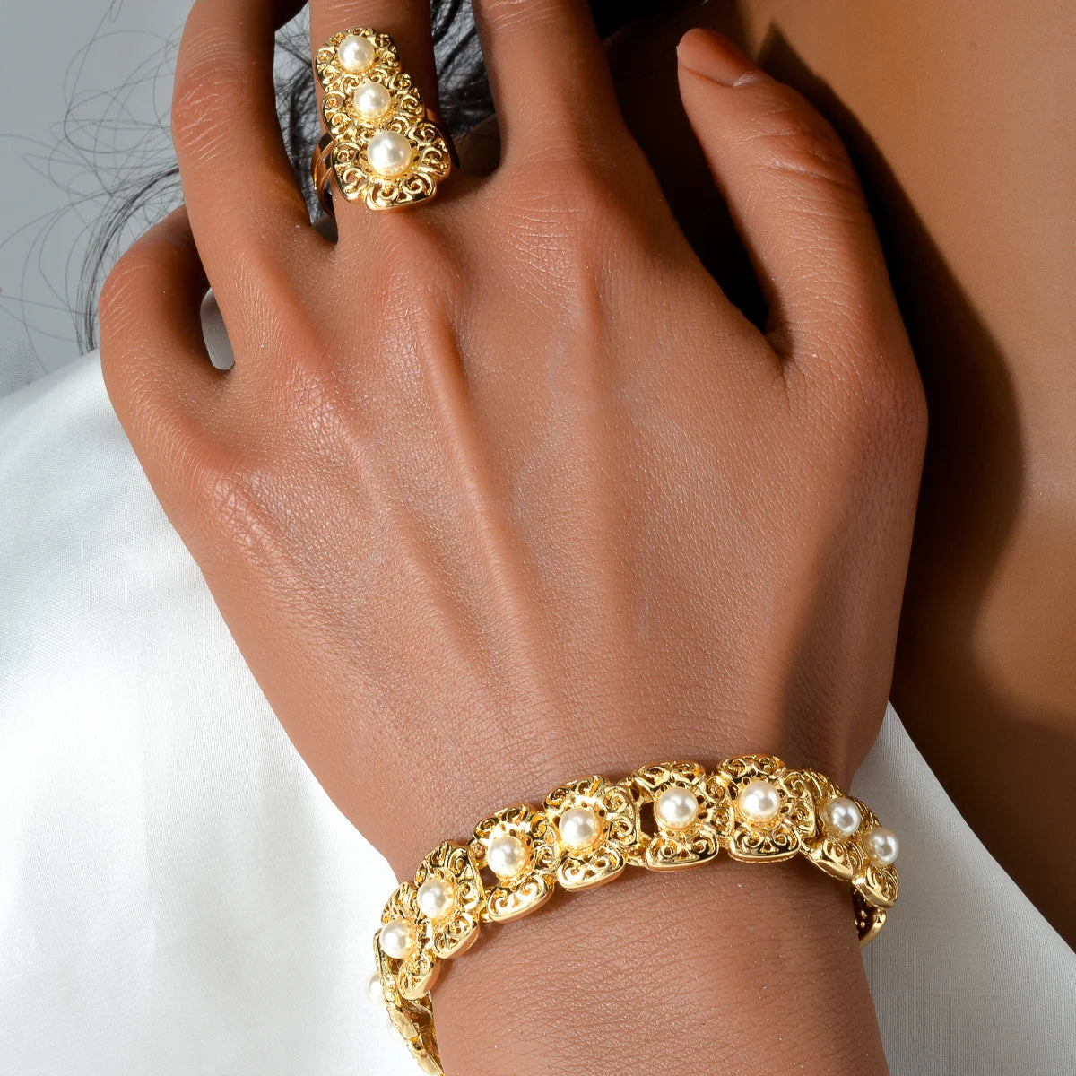 Conjunto de joias de luxo Dubai para mulheres, moderno, colar de pérolas, pulseira, anel, brincos, conjunto de joias banhadas a ouro 18k