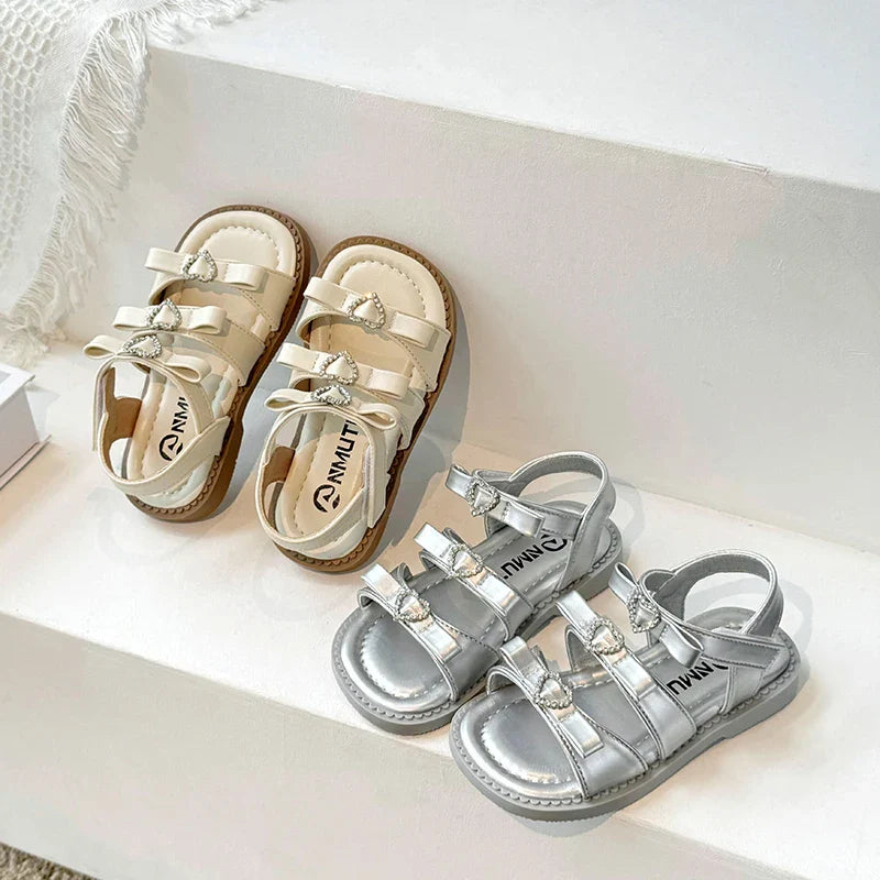Girls Sandals New 2024 Summer Kids Fashion Bowknot Heart Princess Sandals Party Dress Shoes Children Soft Sole Beach Flats Shoe