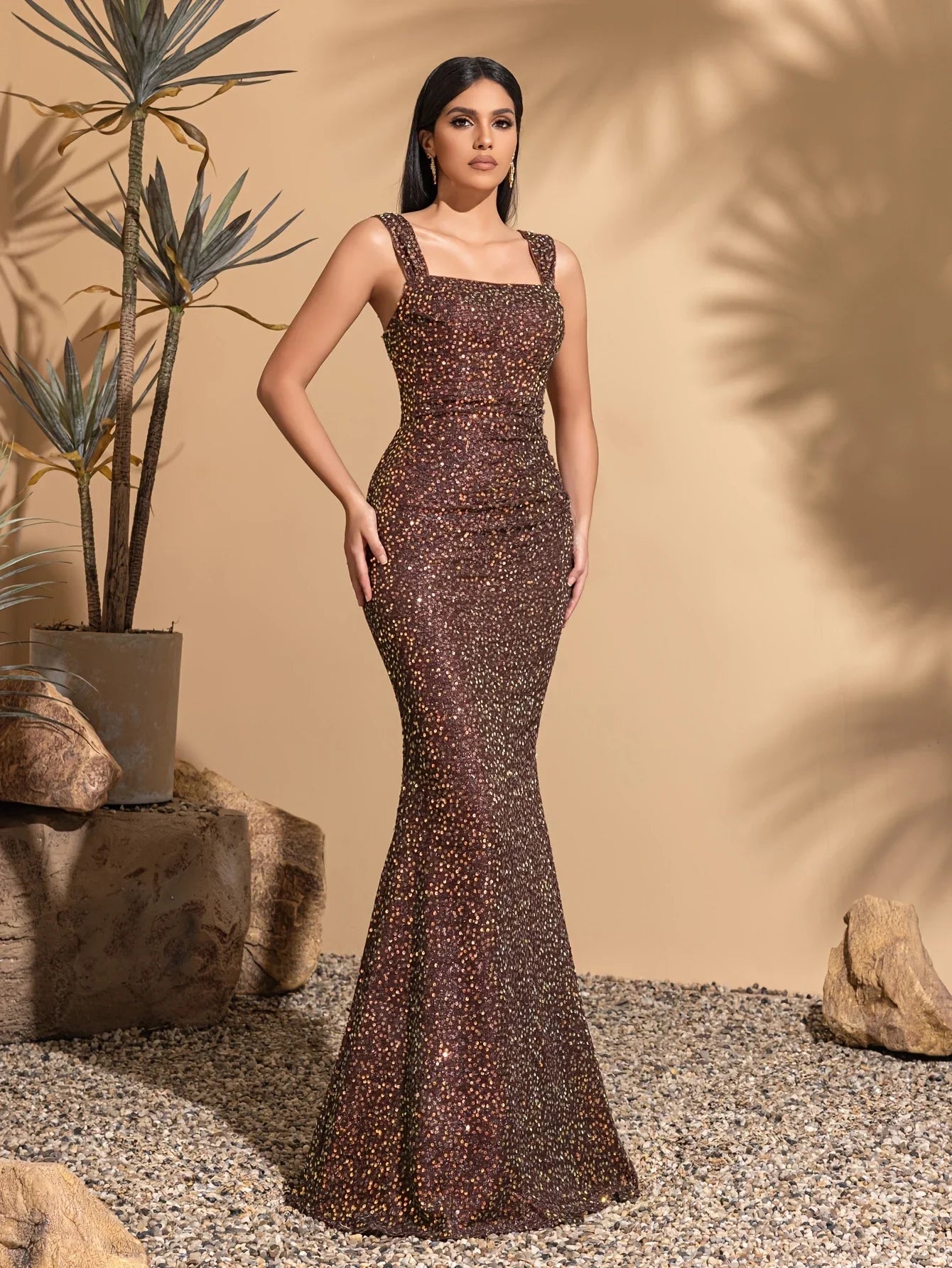 Strapless sequined hip-hugging backless dress