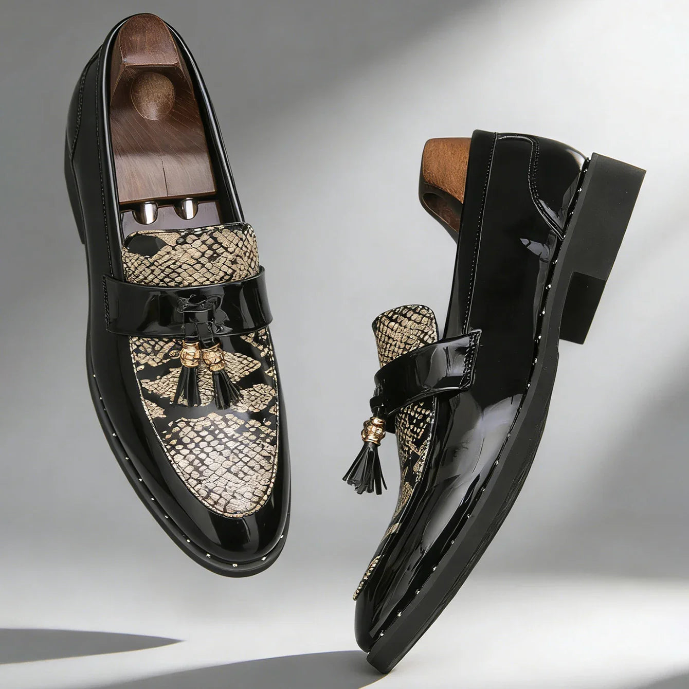 Fashion Men's Business Formal Slip-On Loafers Pointed Toe Patent Leather Shoes Shiny Tassel & Snake Print, Suitable Office Party