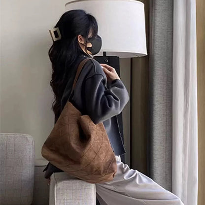2025 New Autumn and Winter New Suede Rhombus Bag Medieval Underarm Bag Premium Chain Single Shoulder Large Capacity Tote Bag
