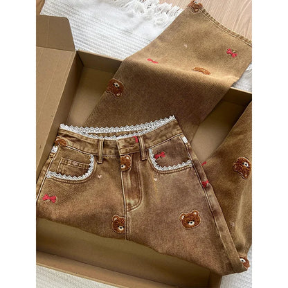 Calça Jeans Feminina Perna Larga Cintura Alta 2025 Nova Coleção Primavera com Renda e Ursinho Bordado Patchwork Caimento Justo e Confortável para o Dia a Dia