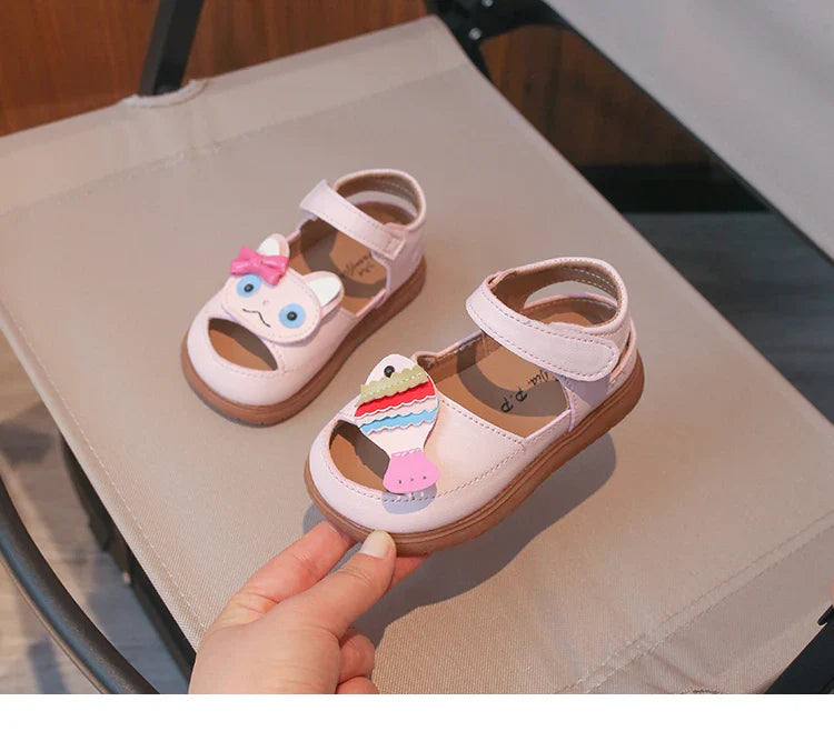 Toddler Girls Leather Sandals with Cute Cartoon 2026 New Summer Kids Beach Shoes Soft Sole Chic Trendy Versatile Outdoor Play