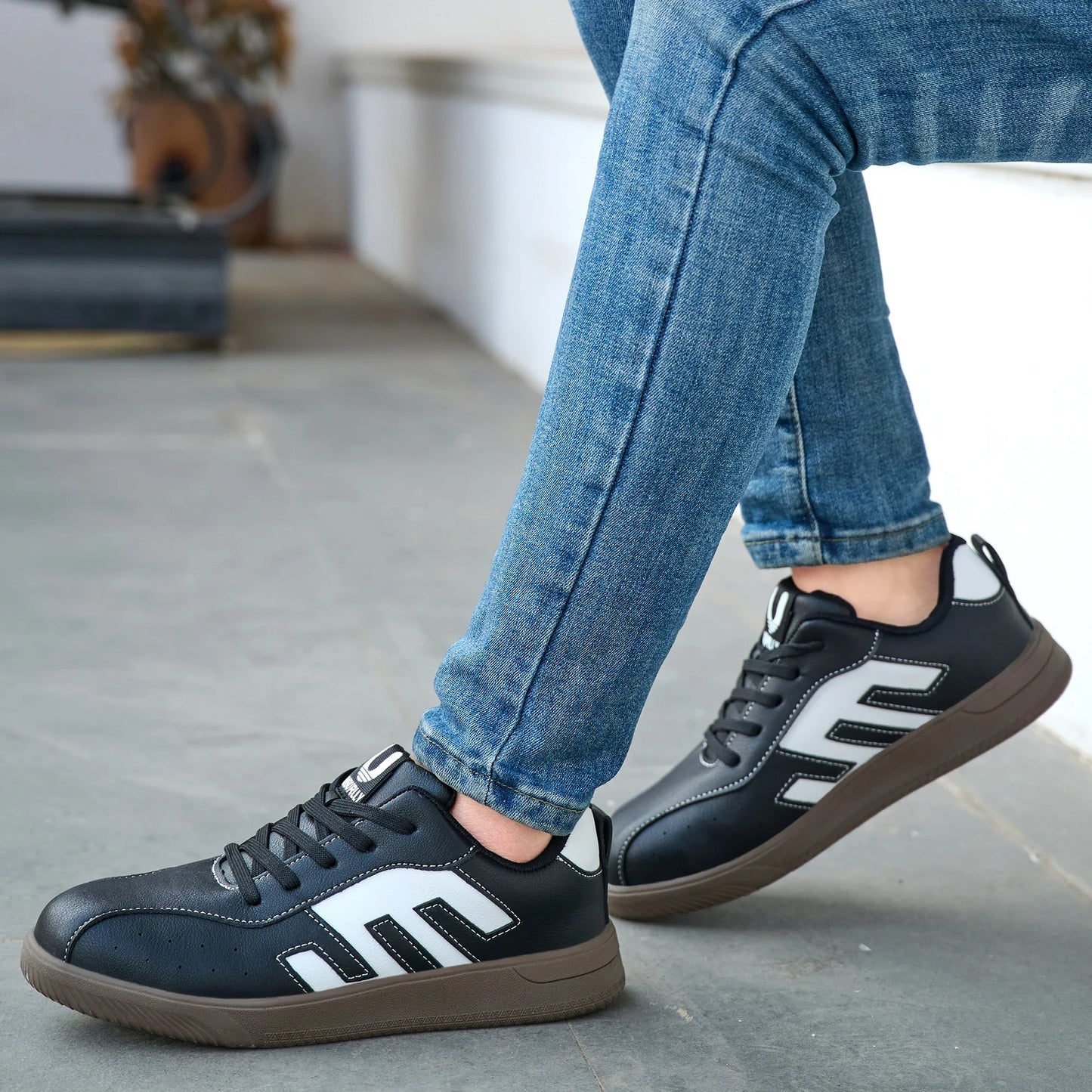 Ladies Safety Shoes Steel Toe Anti- Crush Lightweight Kevlar Work Shoes Fashionable Black And White Casual Protection Footwear