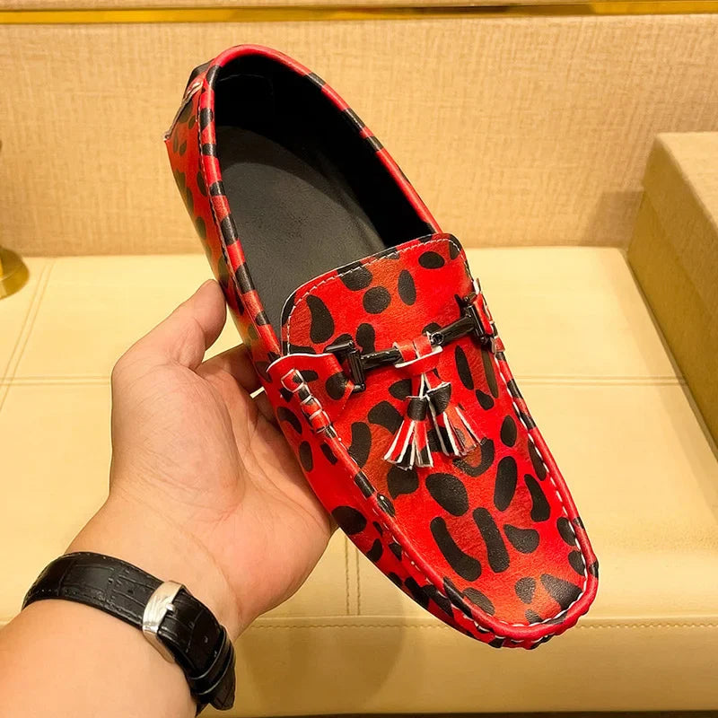 Sapatos Casuais Masculinos de Couro com Estampa de Leopardo Vermelho, Loafers Designer com Borlas, Sapatos Masculinos Confortáveis Slip-on, Sapatos de Condução Masculinos Tamanho Grande 48