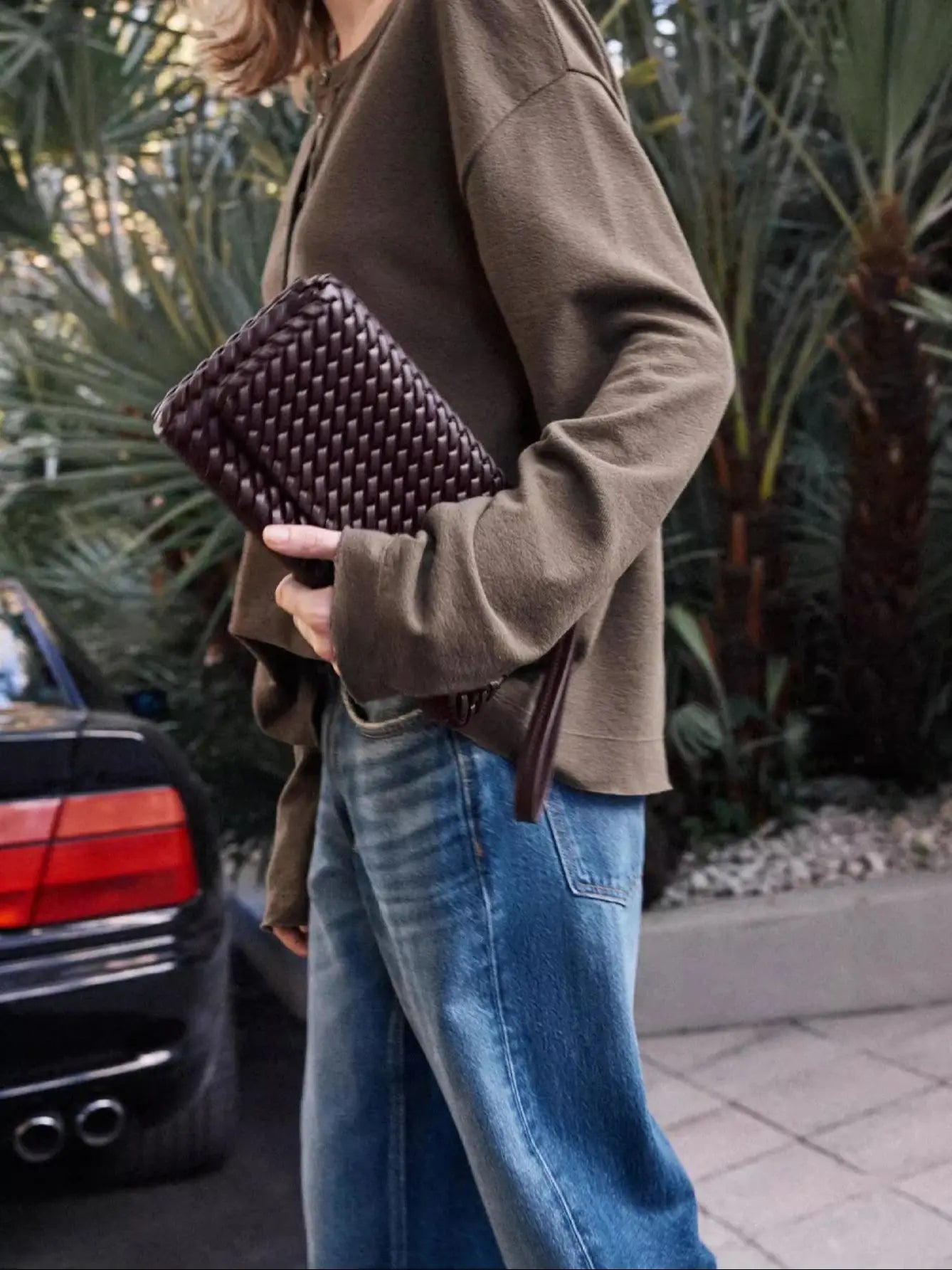 Woven bags exude a sense of sophistication. Single-shoulder crossbody bags and flip bags are simple and versatile