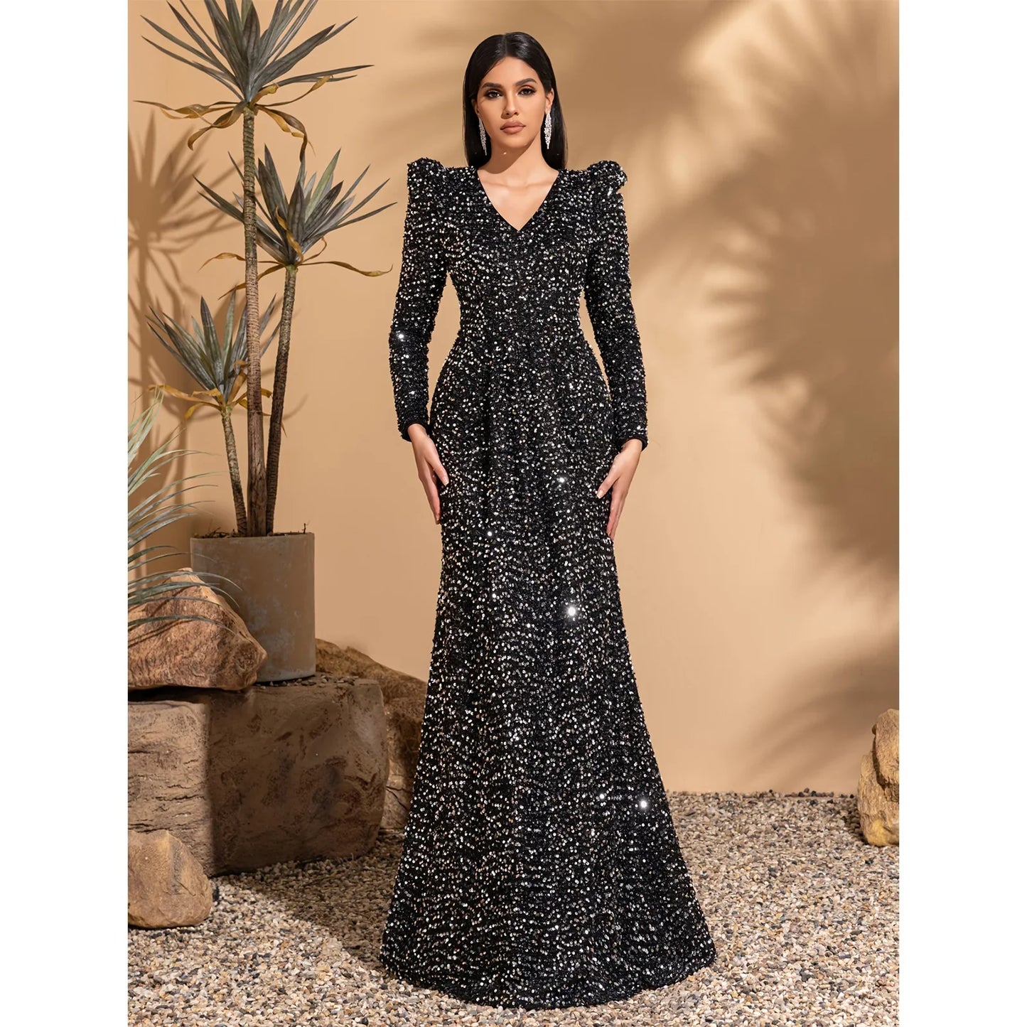 Vestido decote V, de paetê, que marca o quadril, de manga longa, elegante e chique, com cintura justa