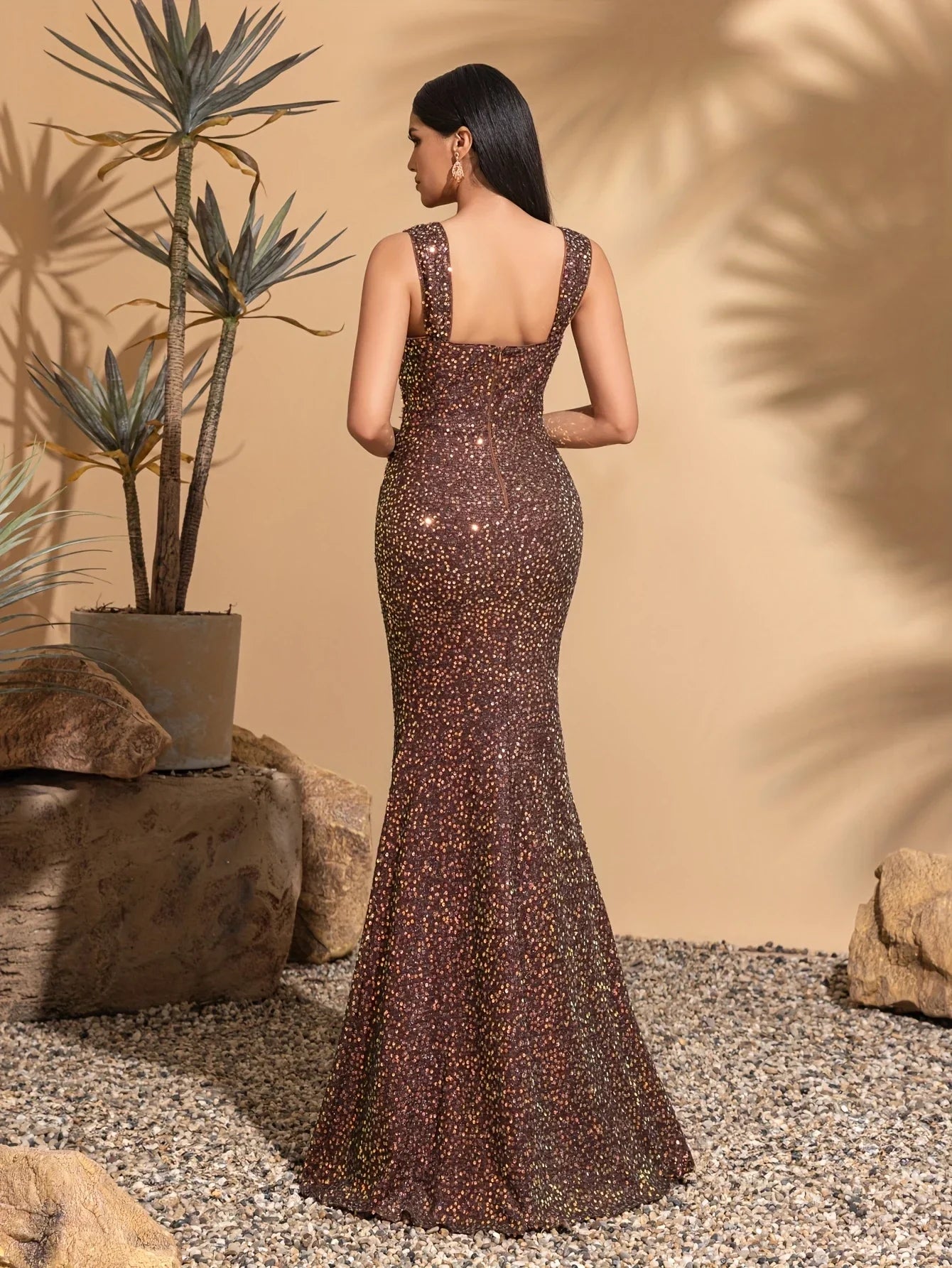 Strapless sequined hip-hugging backless dress
