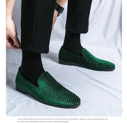 2023 New Velvet Men Loafers Luxury Brand Shoes Slip on Pointed Toe Party Wedding Shoes Fashion Men Loafers Black Wine Red Flats