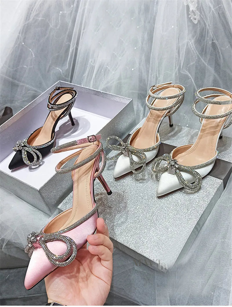 2025 Nova Moda Glitter Strass Sapatos Femininos Bico Fino de Seda com Laço de Cristal Salto Alto Fino com Fivela Sapatos de Festa e Formatura