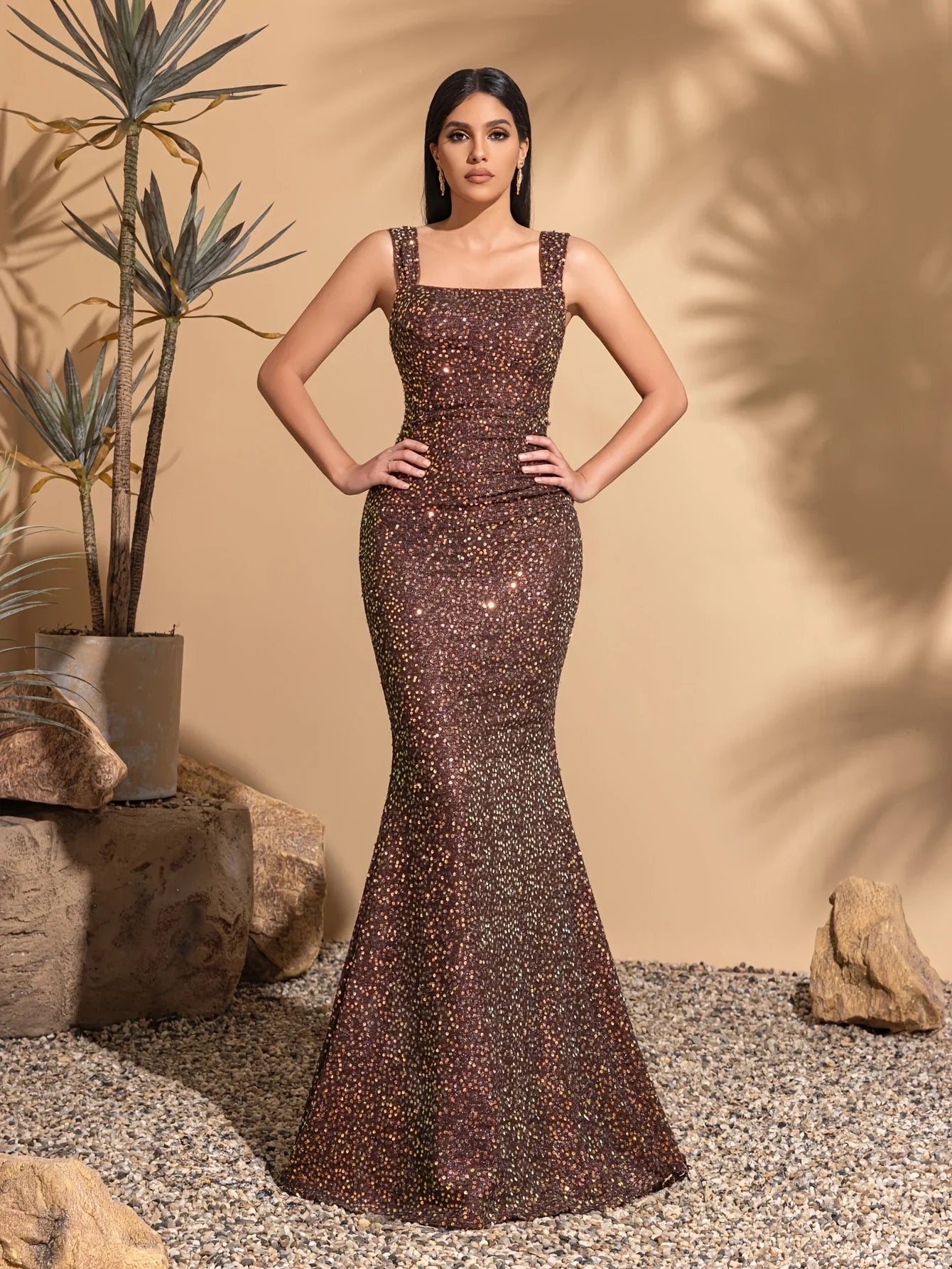 Strapless sequined hip-hugging backless dress