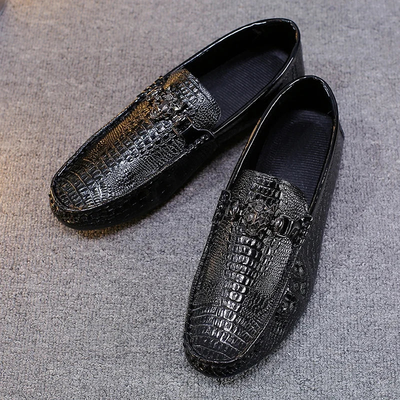 Sapatos Masculinos de Couro com Contas Estilo Britânico Outono Pretos Casuais para Homens Coreanos Preguiçosos Slip-on Sola Macia Mocassins de Condução Modernos