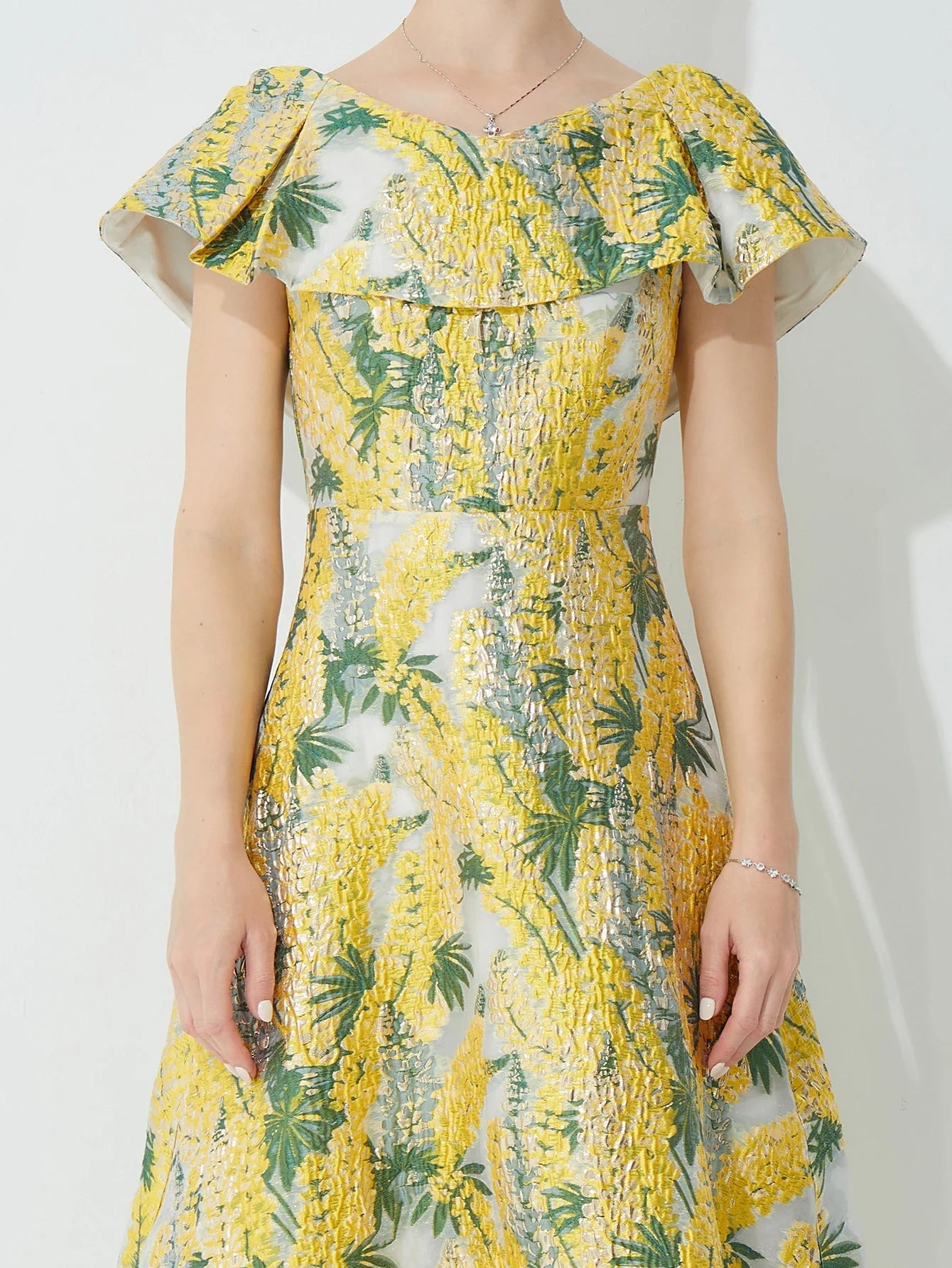 French Embellished Jacquard Dress for Women Waist-Cinching Slim-Fit Midi Dress with 3D Jacquard Perfect for Banquets