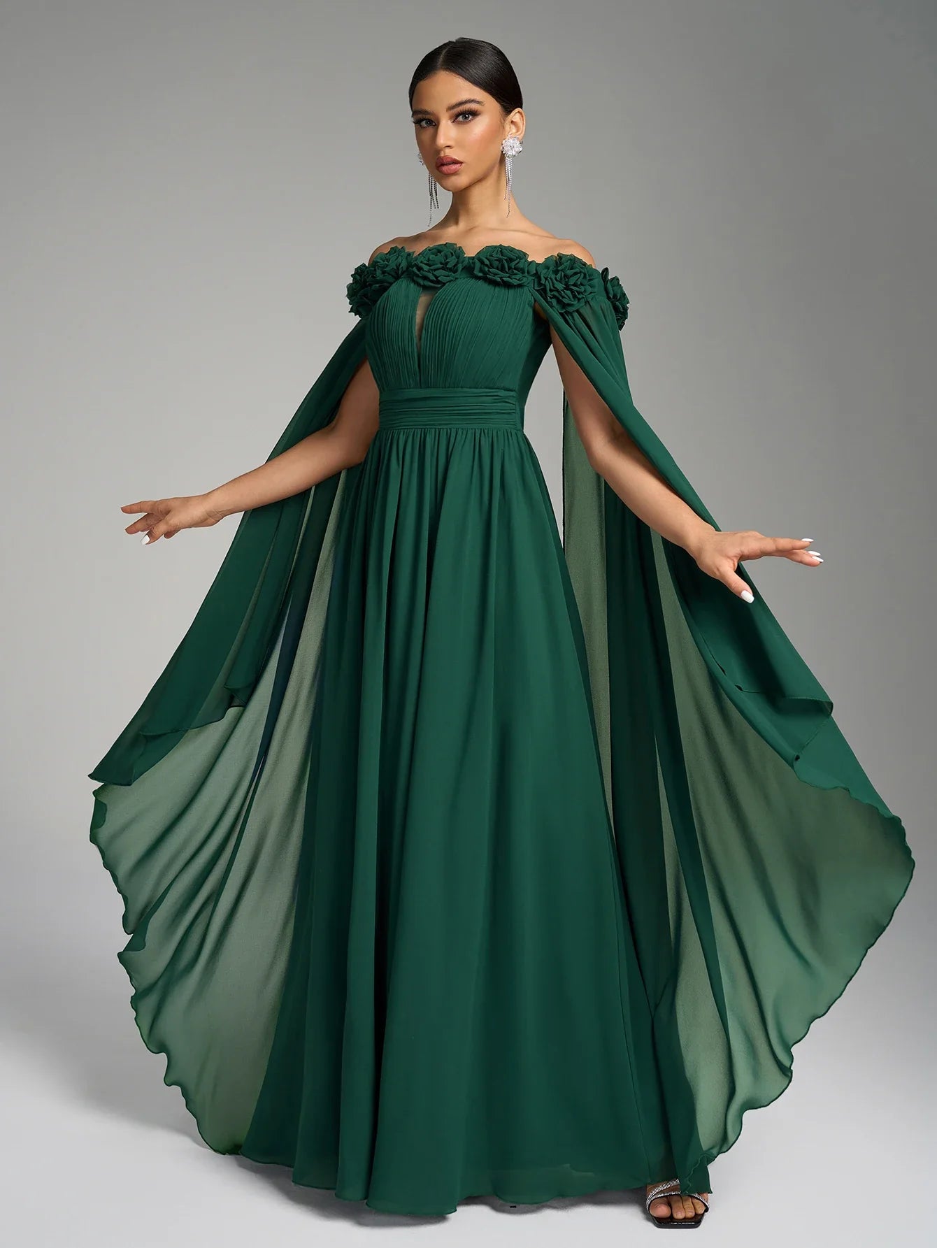 Vestido de Um Ombro Só com Mangas Bufantes Grandes, Aplique Floral no Corpete e Cintura Plissada, em Chiffon, Efeito Emagrecedor