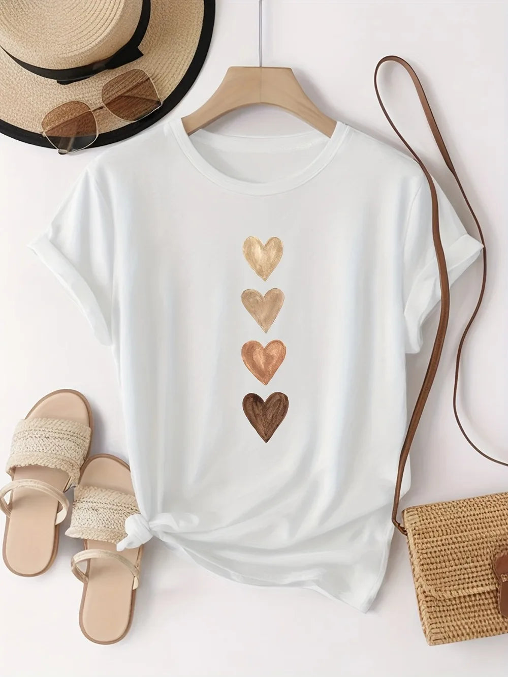 Camiseta Feminina Casual Manga Curta com Estampa Gráfica de Quatro Corações - Preto e Dourado, Gola Redonda com Elasticidade Média