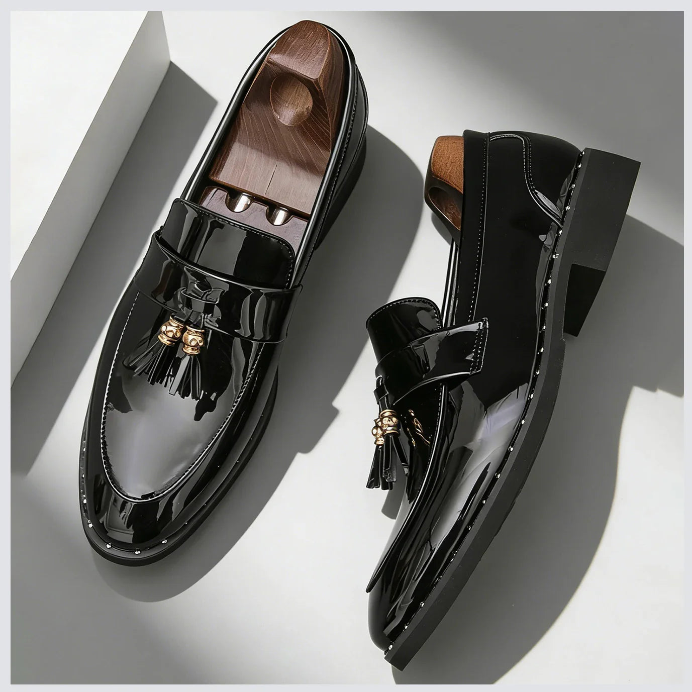 Fashion Men's Business Formal Slip-On Loafers Pointed Toe Patent Leather Shoes Shiny Tassel & Snake Print, Suitable Office Party