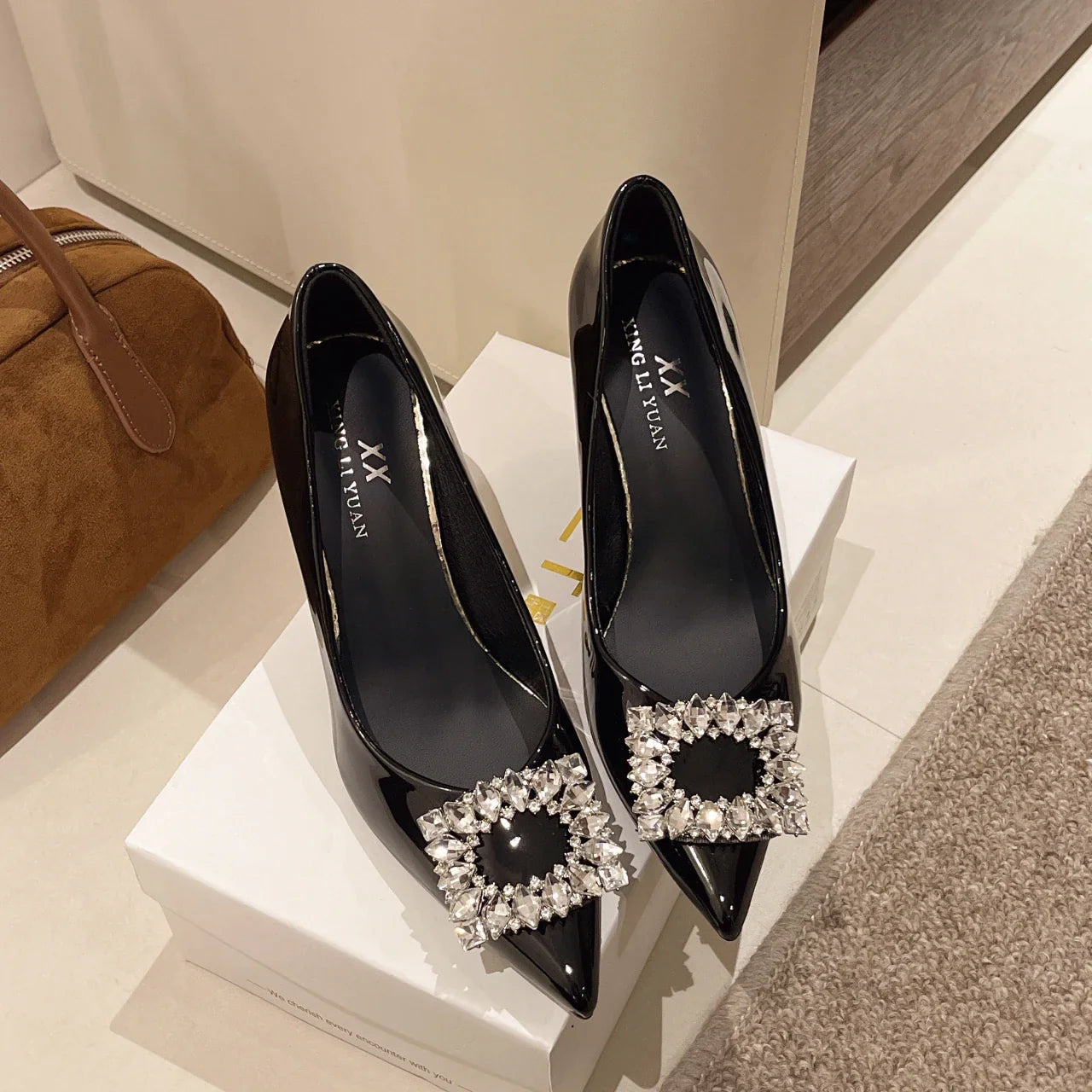 Sapatos femininos 2025 Outono Moda Nova Sexy Banquete Salto Alto - Fivela Quadrada de Cristal Confortável para usar com Vestido Bico Fino
