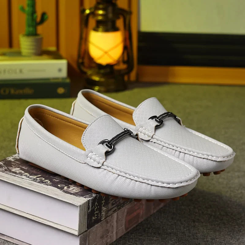 Sapatos de Couro Fashion Sapatos de Negócios Mocassins Pretos Leves Slip On para Homens Sapatos de Couro Elegantes Casuais para Festa e Casamento