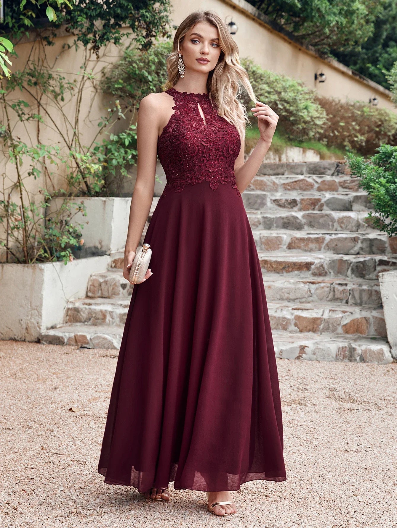 Vestidos de Baile Longos Luxuosos com Lantejoulas Chiffon, Renda Floral Borgonha Gola Halter para Festas de Casamento