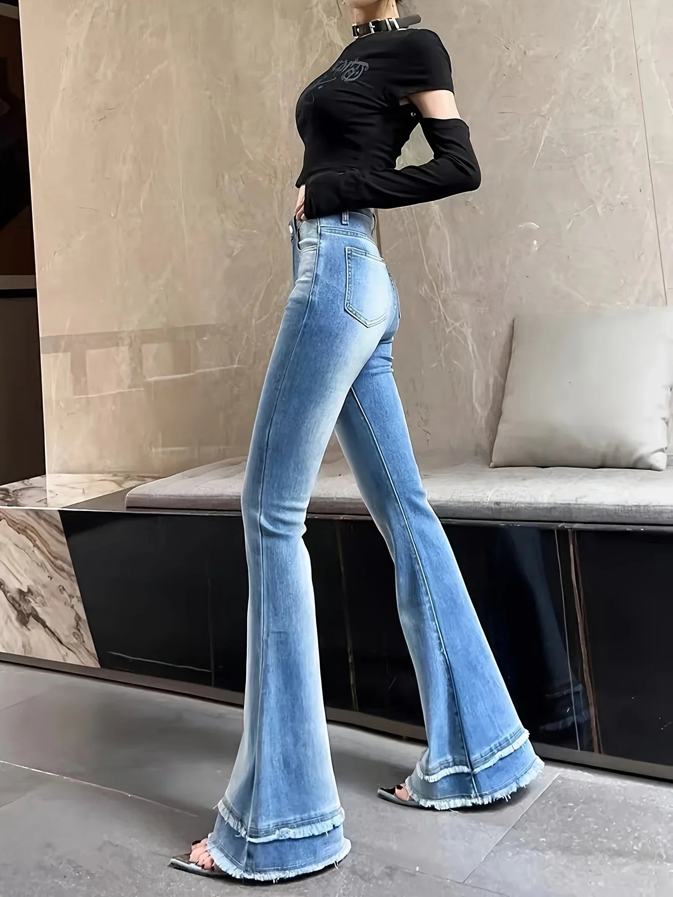 Flared jeans with frayed seams, high-waisted slim-fit jeans