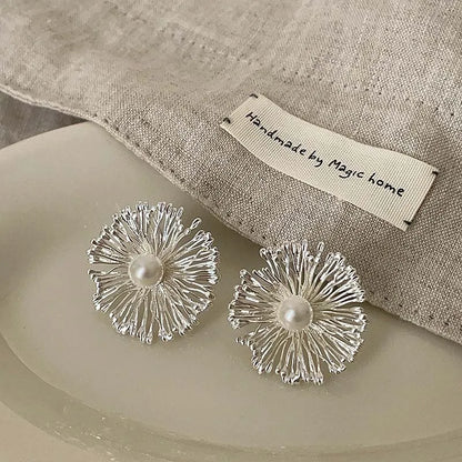 Exaggerated Metal Flowers Pearl Stud Earrings For Women Fashion Gold Color Hollow Round Temperament Earrings Jewelry Party Gifts