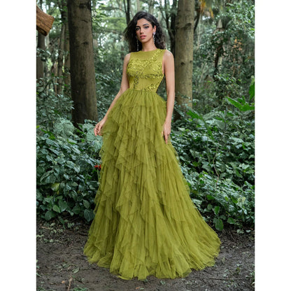 A luxurious party dress for 2026, featuring a round neck, sleeveless design, leaf embroidery, and a multi-layered mesh