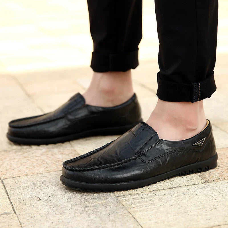 Sapatos Casuais Masculinos de Couro Genuíno Marca Italiana Macia Mocassins Respiráveis Slip-on Pretos para Dirigir Tamanhos Grandes 37-47