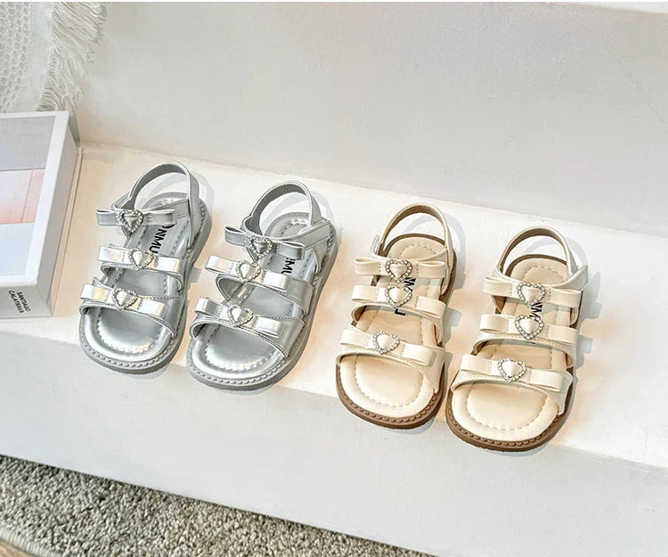 Girls Sandals New 2024 Summer Kids Fashion Bowknot Heart Princess Sandals Party Dress Shoes Children Soft Sole Beach Flats Shoe