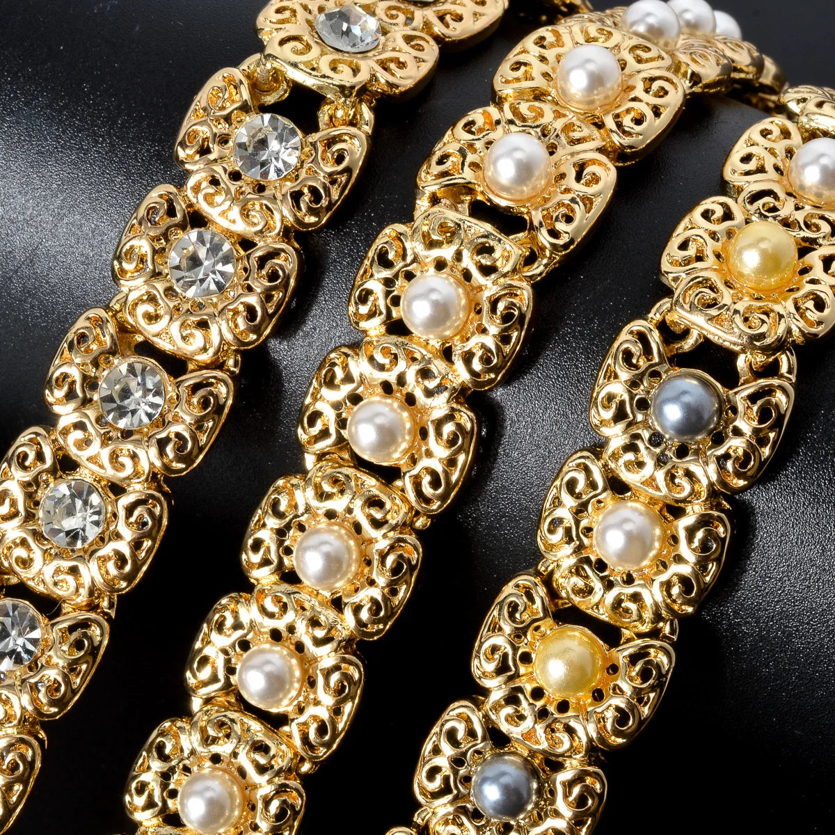 Conjunto de joias de luxo Dubai para mulheres, moderno, colar de pérolas, pulseira, anel, brincos, conjunto de joias banhadas a ouro 18k