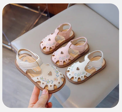 Sweet Little Girl Sandal Summer New Kids Princess Embroidery Flower Flat Sandals Fashion Elegant Children Causal Cut-outs Shoes