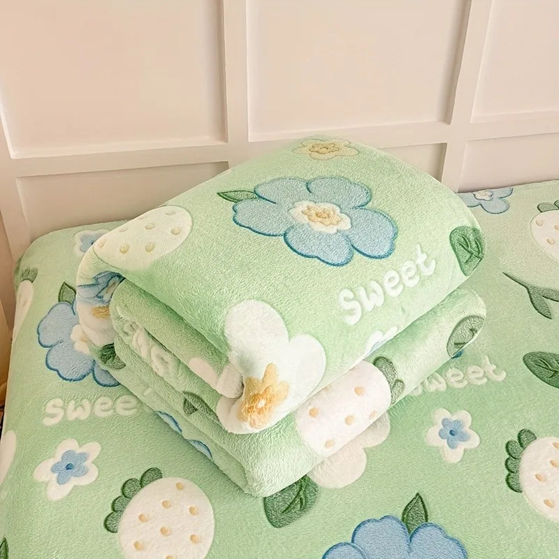 Cozy Floral Flannel Throw Blanket Soft Machine Washable All-Season Comfort with Cute Pink Strawberry Flower Design