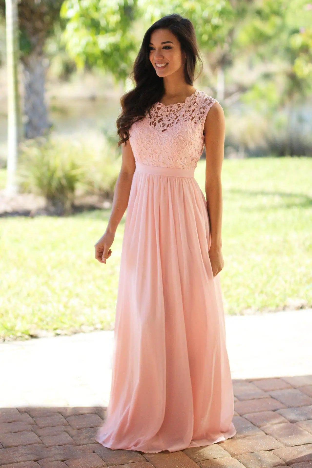 Elegante Vestido de Madrinha Verde Menta com Corpete de Renda Floral e Saia Fluida de Chiffon - Vestido de Gala Sem Mangas para Festa de Casamento