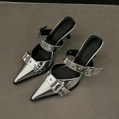 Sandálias Femininas Punk Gótica Metal Fivela Salto Alto Verão 2025 Bico Fino Prata Sapatos de Festa Moda Scarpins Femininos Tacones
