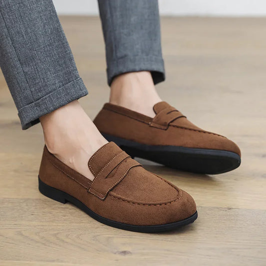 Mocassins Masculinos Retrô Marrons Confortáveis de Couro Camurça Sapatos Casuais Masculinos Slip-on Mocassins Sem Salto Para Homens sapatos de homem