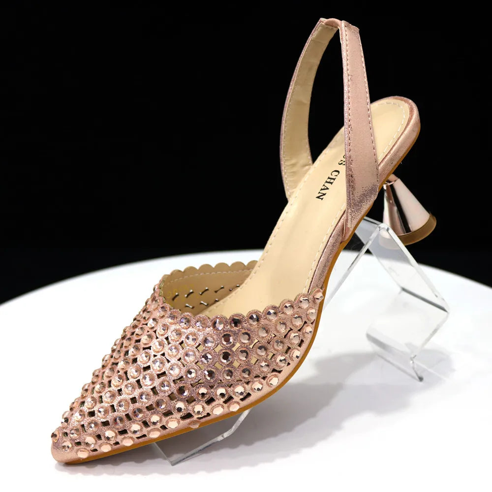 Pointed Shoes And The Same Style Envelope Bag Two Ways To Wear Fashion Shoes And Shoulder Bags