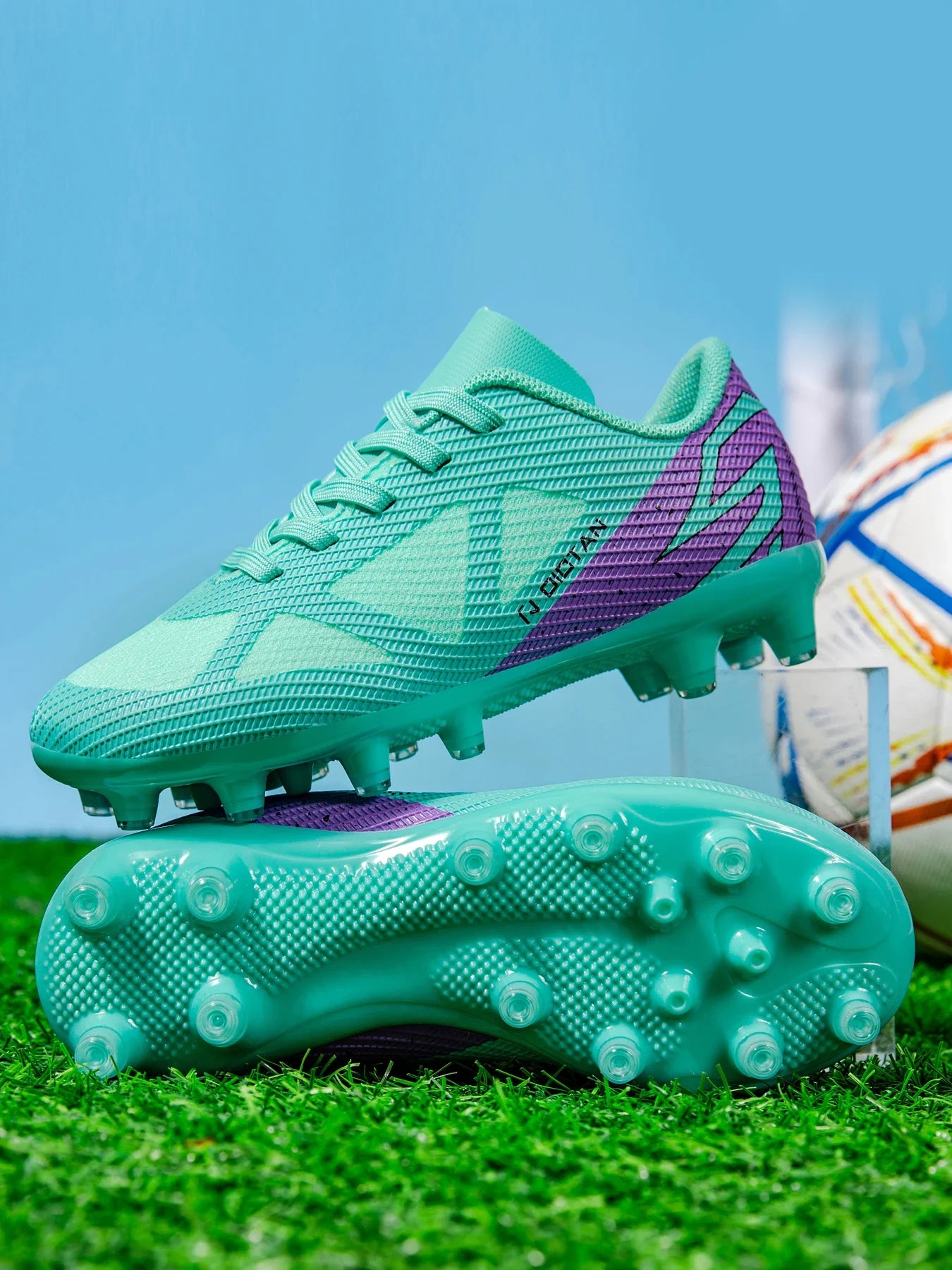 Low-top, soccer shoes, unisex, TF and FG, slip-resistant and wear-resistant, available in 3 colors. Sole spikes Not above ankle