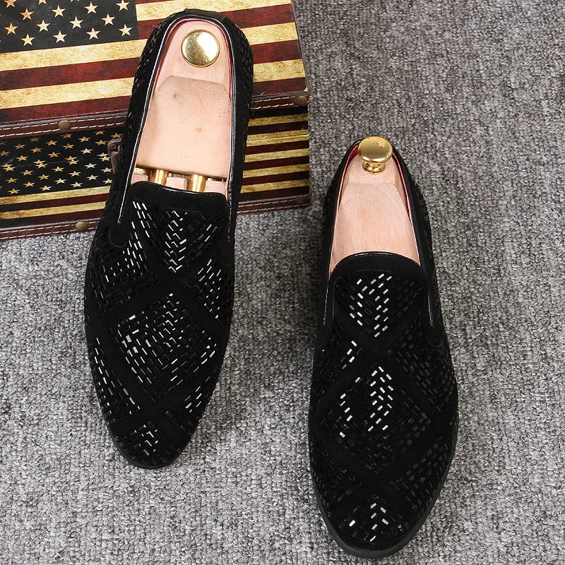 Novos mocassins europeus de indústria pesada versão coreana, mocassins masculinos jovens de cano baixo cravejados de diamantes, sapatos de couro pontudos respiráveis