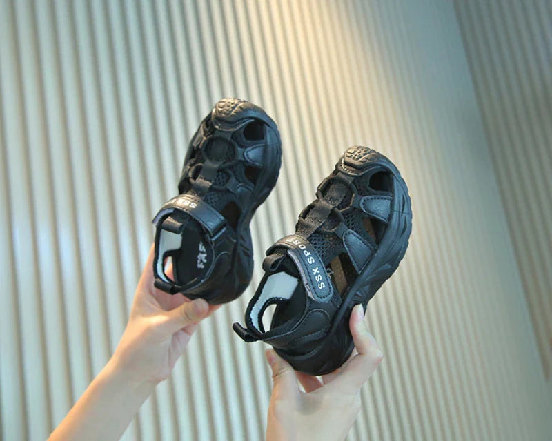 Kids Summer Breathable Mesh Sandals Boys Girls Closed Toe Sport Shoes With Magic Strap In Black And White For Toddlers Outdoor