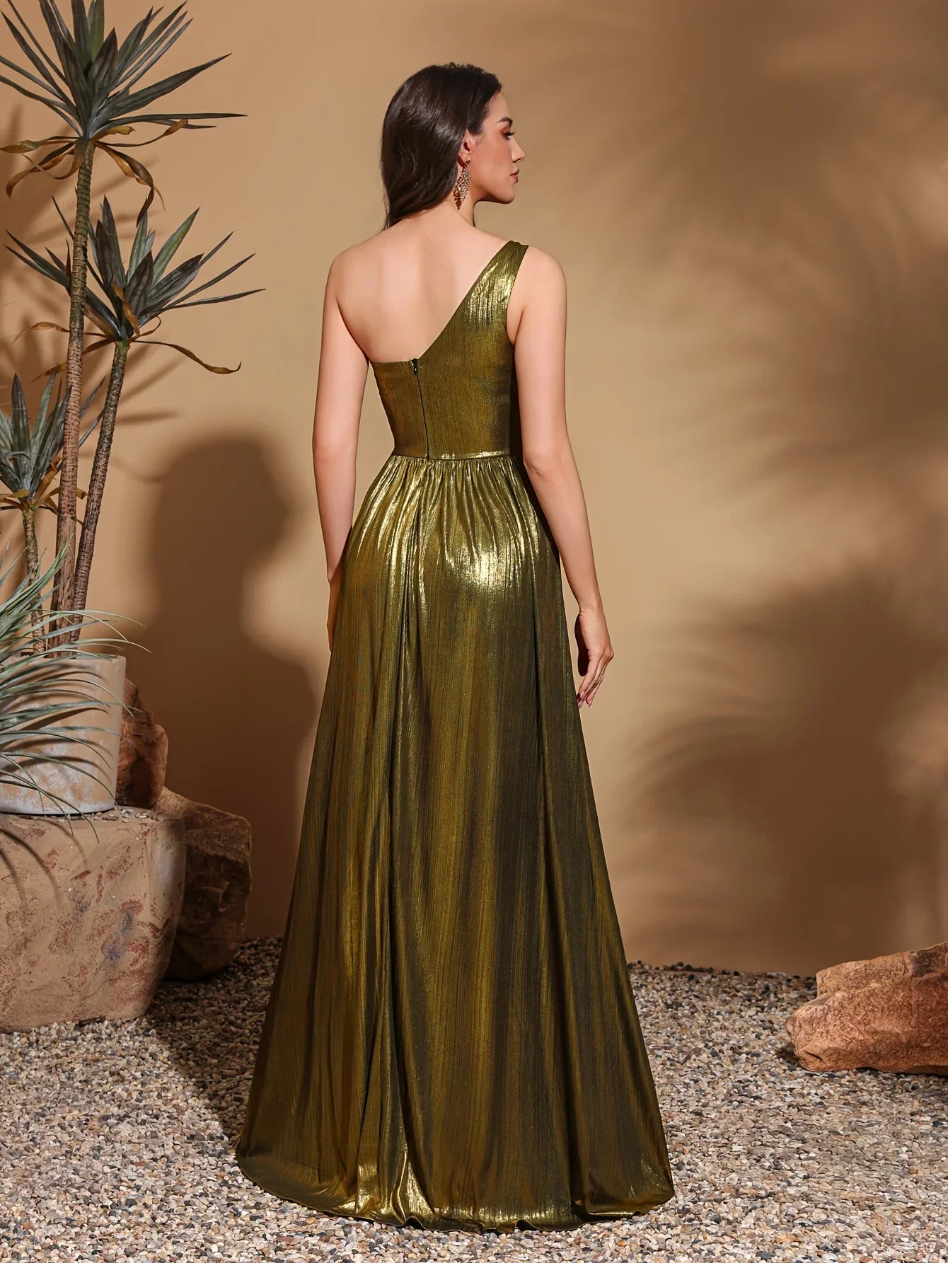 One-shoulder pleated two-sided glossy strapless wedding dress