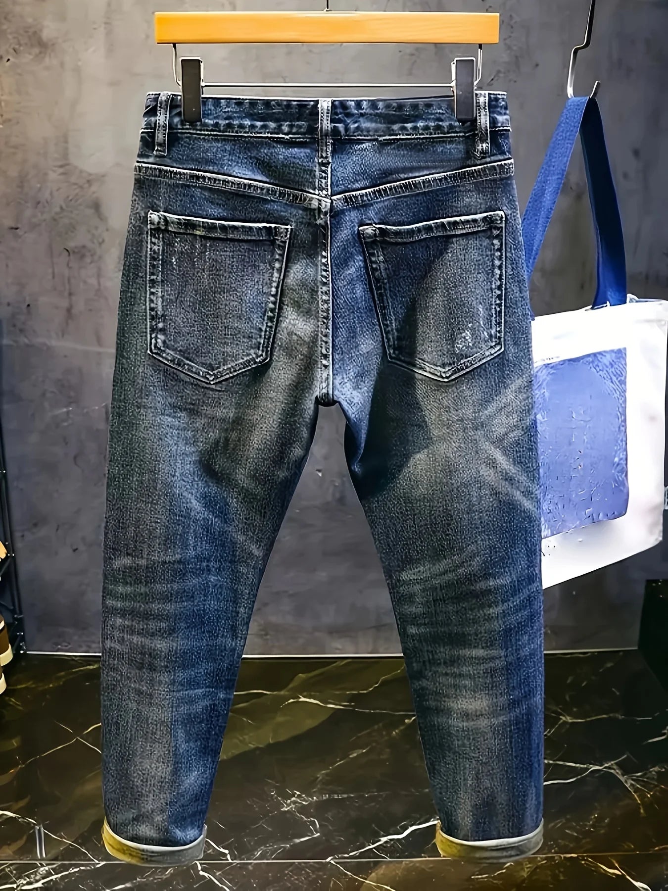 Calça Jeans Masculina Rasgada com Aplique de Urso e Detalhes de Strass, Modelo Retrô Solto Clássico, Marca Tendência Streetwear