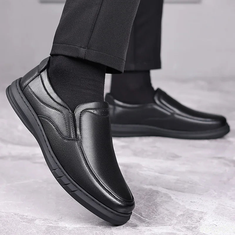 Sapatos casuais masculinos de couro 2025 Sapatênis de sola macia de verão Sapatos masculinos clássicos versáteis Loafers de couro legítimo respiráveis Homme