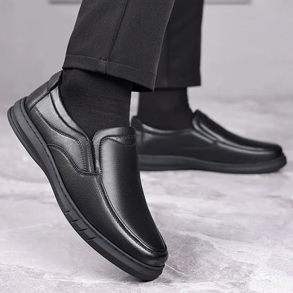Sapatos casuais masculinos de couro 2025 Sapatênis de sola macia de verão Sapatos masculinos clássicos versáteis Loafers de couro legítimo respiráveis Homme