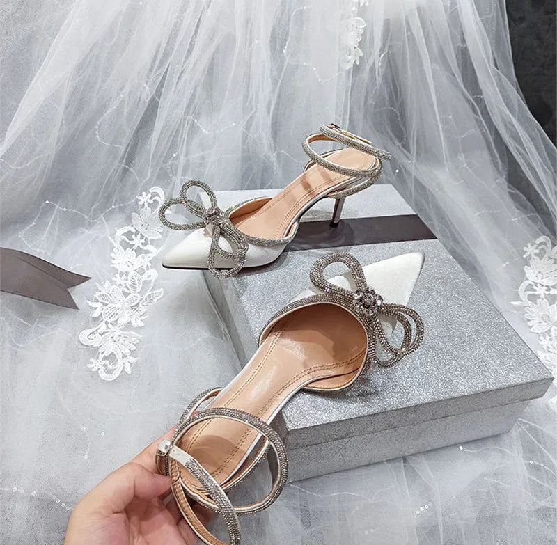 2025 Nova Moda Glitter Strass Sapatos Femininos Bico Fino de Seda com Laço de Cristal Salto Alto Fino com Fivela Sapatos de Festa e Formatura