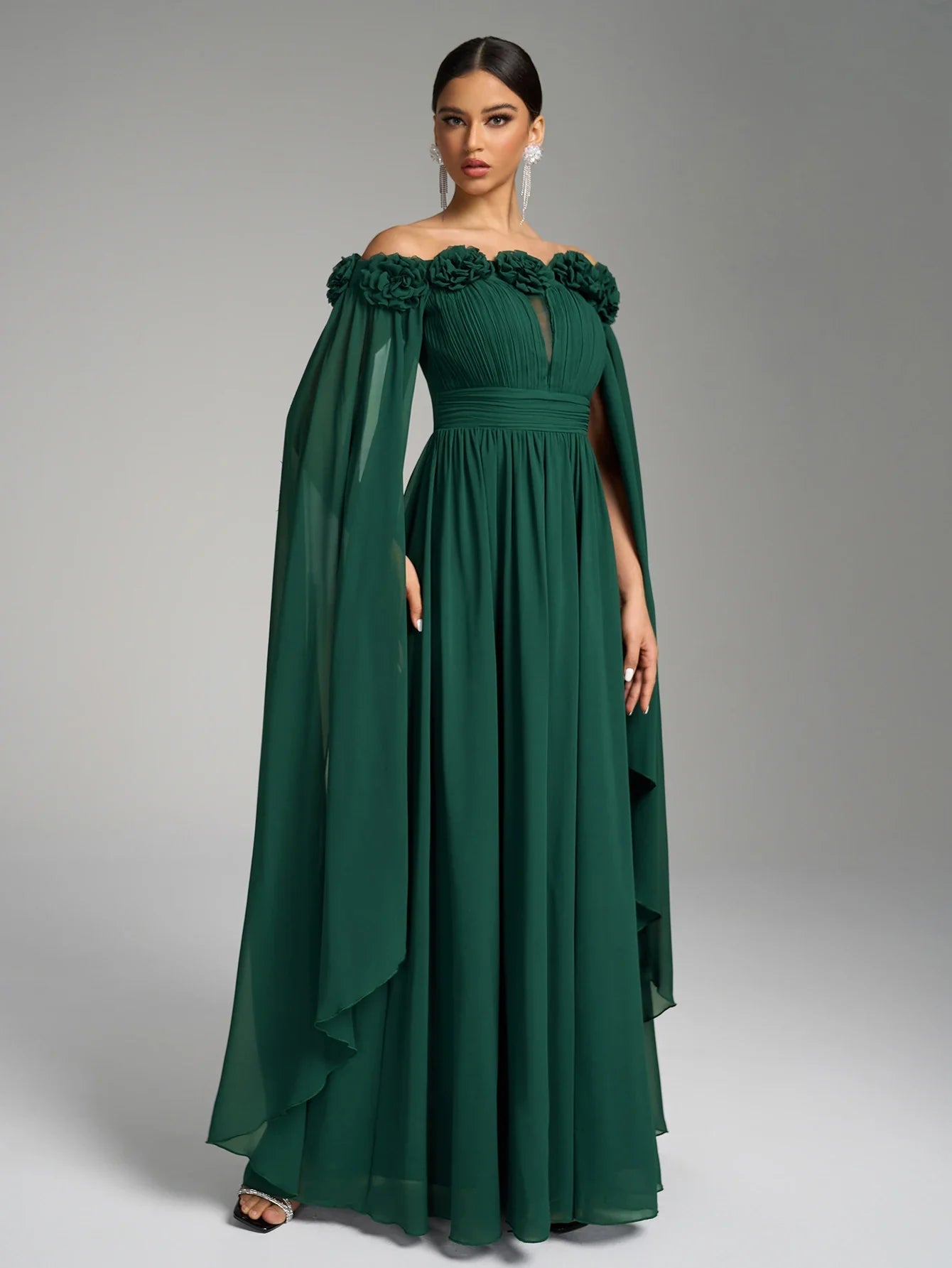 Vestido de Um Ombro Só com Mangas Bufantes Grandes, Aplique Floral no Corpete e Cintura Plissada, em Chiffon, Efeito Emagrecedor