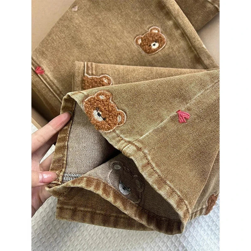 Calça Jeans Feminina Perna Larga Cintura Alta 2025 Nova Coleção Primavera com Renda e Ursinho Bordado Patchwork Caimento Justo e Confortável para o Dia a Dia