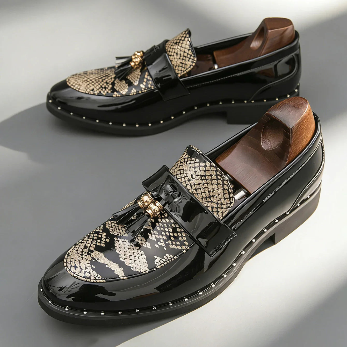 Fashion Men's Business Formal Slip-On Loafers Pointed Toe Patent Leather Shoes Shiny Tassel & Snake Print, Suitable Office Party