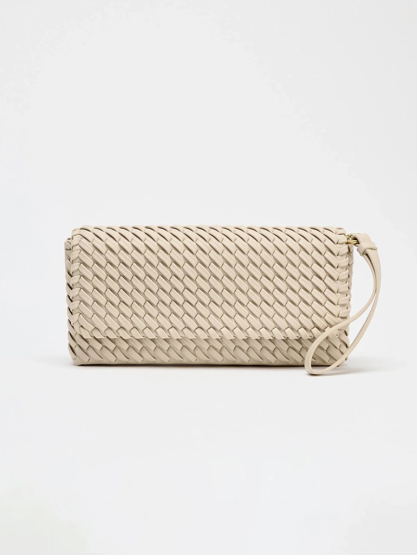 Woven bags exude a sense of sophistication. Single-shoulder crossbody bags and flip bags are simple and versatile