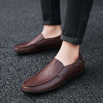 Sapatos Casuais Masculinos de Couro Genuíno Marca de Luxo Mocassins Masculinos Respiráveis Slip-on Sapatos de Condução Pretos Tamanhos Grandes 37-47